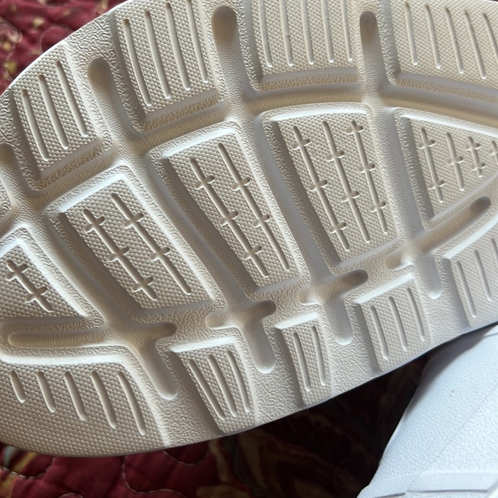 Fila slides NWT size m/8, w/9 - Picture 4 of 10